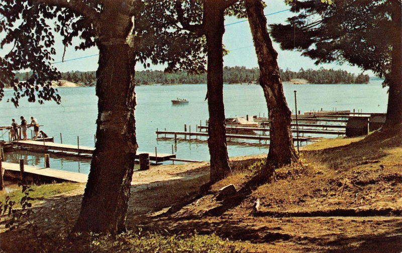 Gil Nelsons Resort - Vintage Postcard